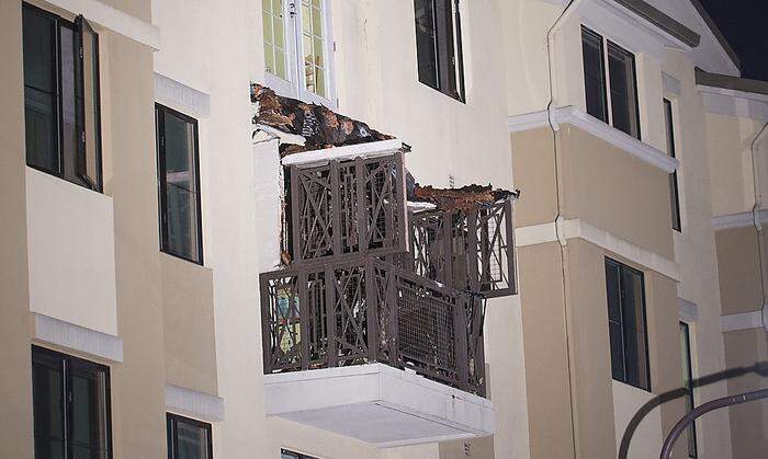 Ein Balkon stürzte auf den darunterliegenden