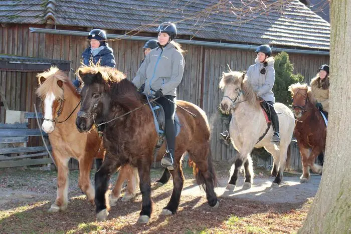 Bei der Kapelle der Buschenschank Lackner (Beingrübl) in Klein-Gaisfeld fanden sich zahlreiche Reiter, Schaulustige und Pferdeliebhaber ein, um dieser Zeremonie beizuwohnen.