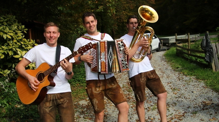 Die leichte, familienfreundliche und mit zwei Labestationen, wo das junge Harmonikaduo Tobi &amp; Flo aufspielte. gespickte Wanderstrecke führte vom Weingartsberg-Kreuz über Afling nach Piberegg. Dort wurde der Abschluss mit einem gemütlichen Dämmerschoppen gefeiert.