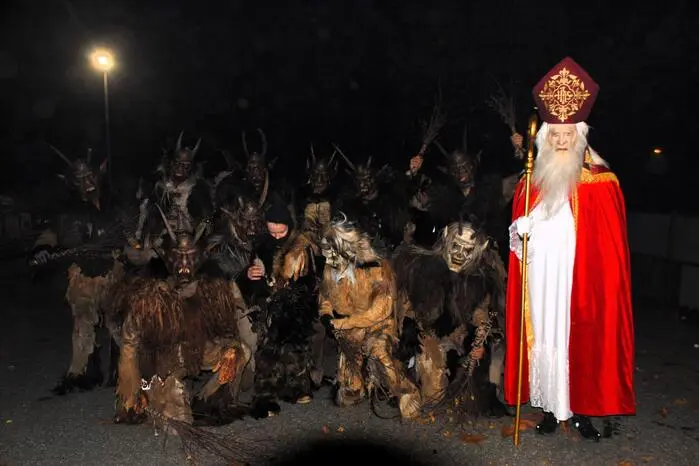 Außerdem gab es bei dieser Gelegenheit für jedes brave Kind ein Packerl vom Nikolaus, der sich unter das schaurige Perchtentreiben und die Menschenmassen mischte.