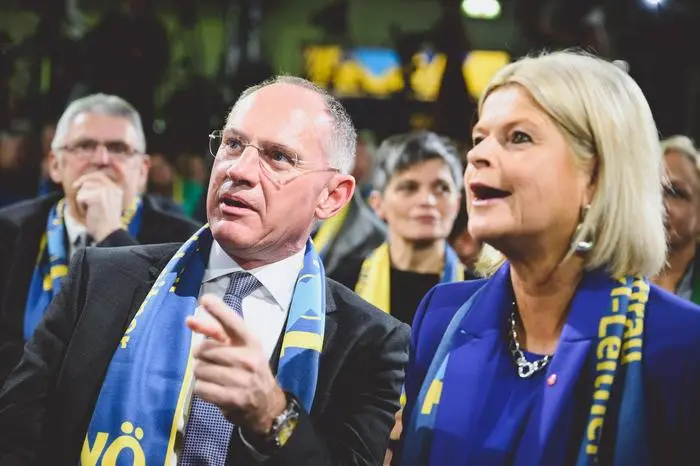 09.01.2023, VAZ, St.Pölten, AUT, Wahlkampfauftackt zu den Landtagswahlen 2023 der Niederösterreichischen Volkspartei, im Bild v.l. Bundesminister für Inneres Gerhard Karner (ÖVP), Bundesministerin für Landesverteidigung Klaudia Tanner (ÖVP) // from left to right: federal minister of the interior Gerhard Karner (austrian peoples party), federal minister of defense Klaudia Tanner (austrian peoples party) during election campaign kick-off for the 2023 state elections of the lower austrian people's party. St.Pölten, Austria on 2023/01/09. EXPA Pictures © 2023, PhotoCredit: EXPA/ Max Slovencik