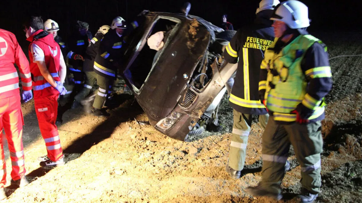 Das Auto überschlug sich und kam seitlich in einem Feld zu liegen