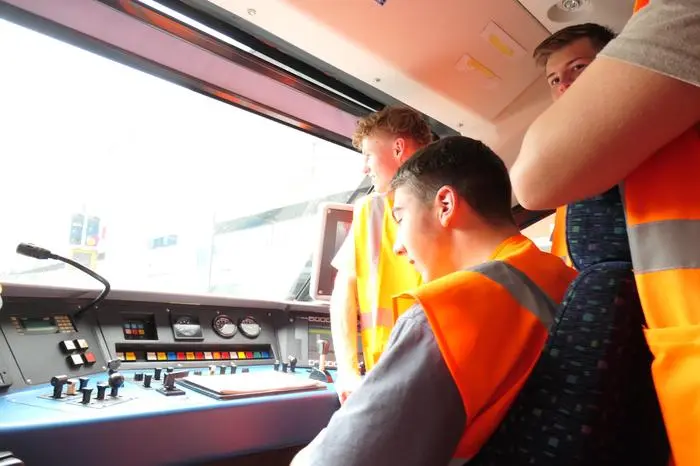 Manuel Thorer am Führerstand im Bahnhof Lienz: „Also, ich werde sicher Lokführer!“