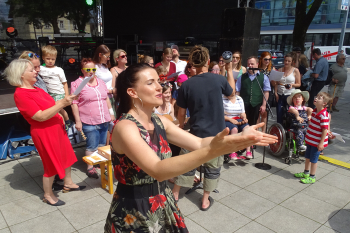 Die "Christina lebt"-Singgruppe unter der Leitung von Katharina Krones forderte zum Mitsingen auf.