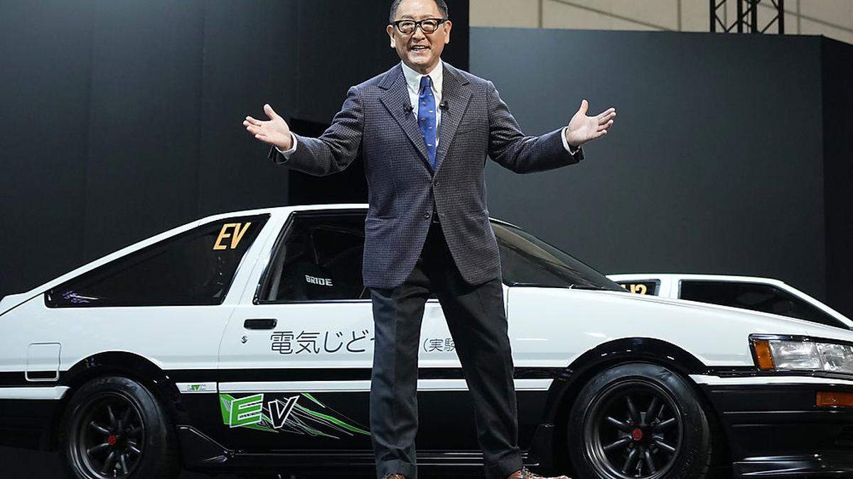 Akio Toyoda vor zwei auf Wasserstoff umgerüsteten Toyota-Klassikern