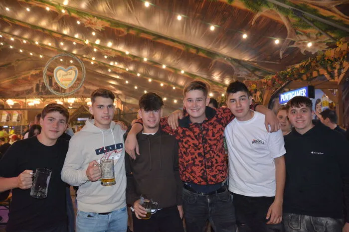 Hunderte Partylustige strömten auf das Festgelände und genossen die gute Stimmung.