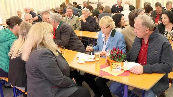 Am Wochenende stand das kleine Dorf Sörg hoch über dem Glantal im Mittelpunkt großer Feierlichkeiten. Die Freiwillige Feuerwehr (FF) Sörg lud zum Feuerwehr-Kirchtag. Bereits am Freitag beim Stingl-Schießen (Siegerin: Christina Rauscher) herrschte eine ausgelassene Stimmung. Für den optimalen Sound sorgte DJ „Hausersound“. 