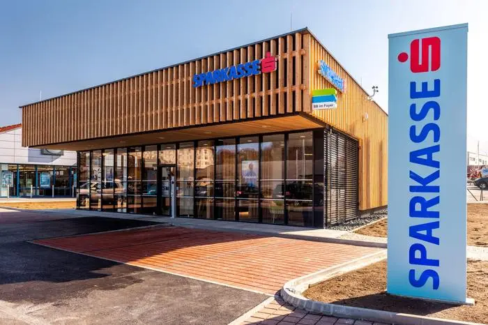Typische Filiale der Kärntner Sparkasse in Holzbauweise: „Orte des sozialen Treffpunktes“ 