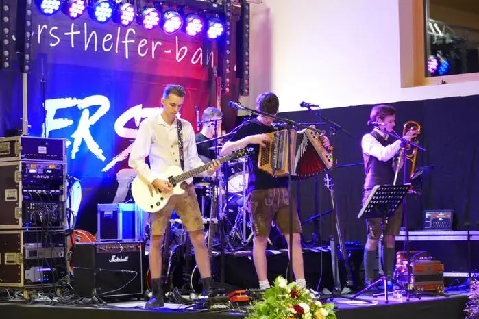 Nach der stilvollen Eröffnungspolonaise, choreografiert von der Tanzschule Mandy, sorgte die Band „Ersthelfer“ für ausgelassene Stimmung.