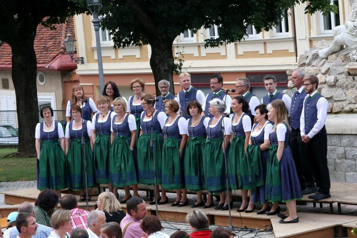 Am malerischen Salzburger Platz fand das Konzert des Gemischten Chores Althofen (Foto) statt.  