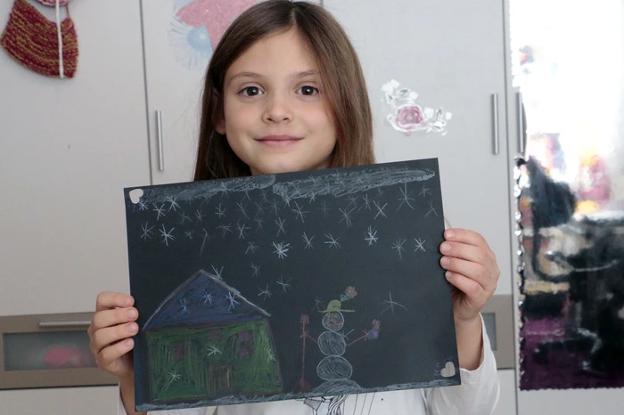 Katharina Zemasch (7) aus Voitsberg würde sich auf Schnee zu Weihnachten besonders freuen, weil sie dann mit ihrer kleinen Schwester Johanna Schlitten fahren kann.