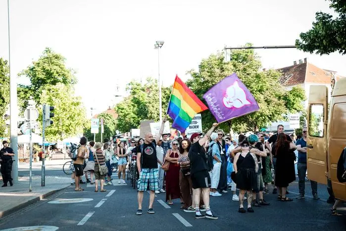 Am Ende gingen rund 2000 Personen gegen die Kürzungen des Landes im Sozialbereich auf die Straße