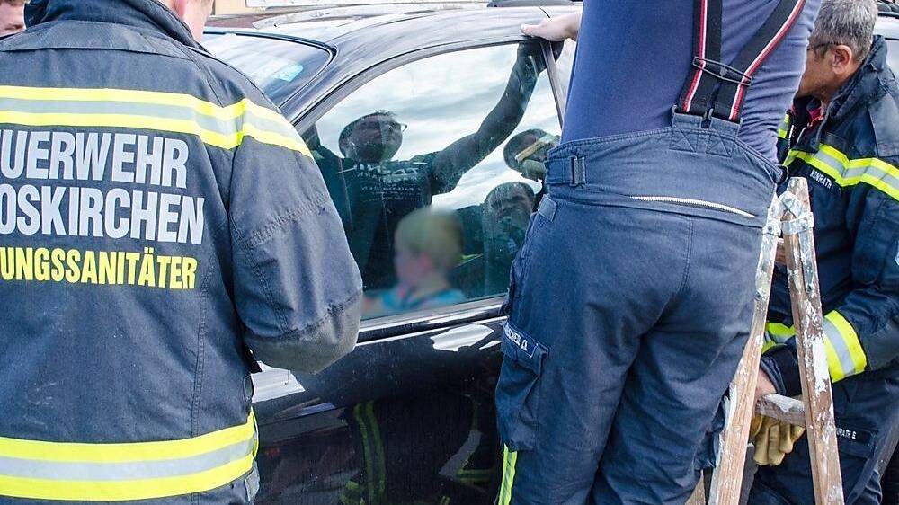 Die Feuerwehrmänner konnten die Fahrertür aufbiegen und mit einem Draht die Tür öffnen