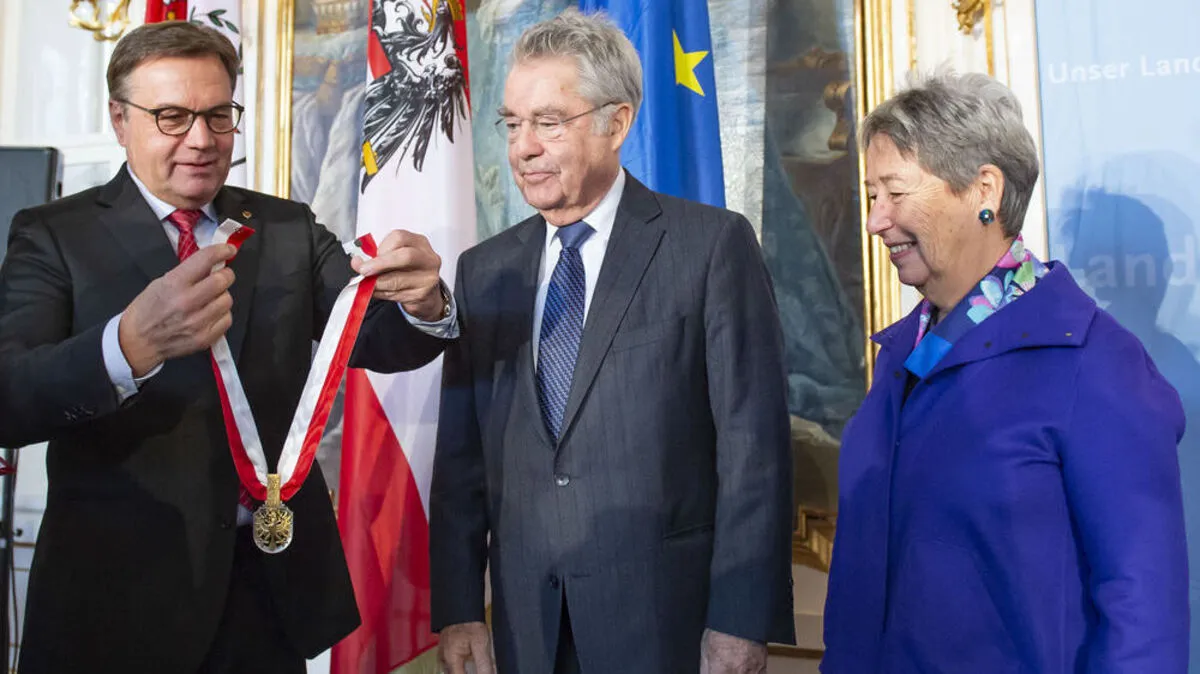LH Günther Platter überreicht Altbundespräsident Heinz Fischer den Großen Tiroler Adler Orden
