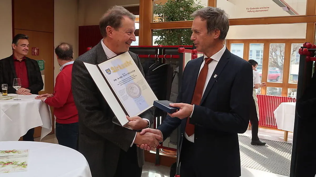 Bürgermeister Fritz Kratzer (r.) zeichnete Karl Hausegger aus
