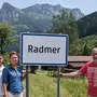 Michael Radmer ist mit seiner Frau und seinem Sohn extra aus den USA angereist, um die Gemeinde Radmer zu besuchen