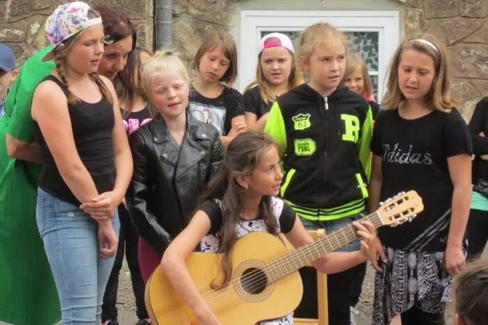 Der Chor untermalte die Vorstellung und auch die Kinder der Asylanten zeigten Ihr gesangliches Können und spielten ein Lied auf der Blockflöte. 