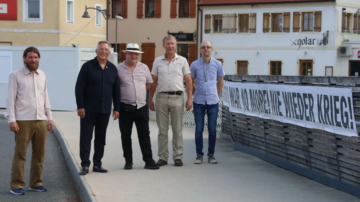 Eröffnung der Ausstellung auf der Grenzbrücke: David Kranzelbinder, Karl Lautner, Boris Jaušovec, Stanislav Rojko 