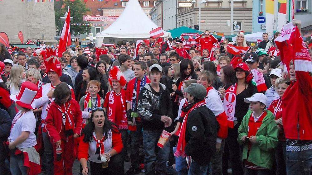 Der Judenburger Hauptplatz getunkt in Rot-Weiß-Rot bei der Euro 08. Diesmal erleben Fans die Matchs wettergeschützt auf der Kinoleinwand und in VIP-Lounges im Veranstaltungszentrum 