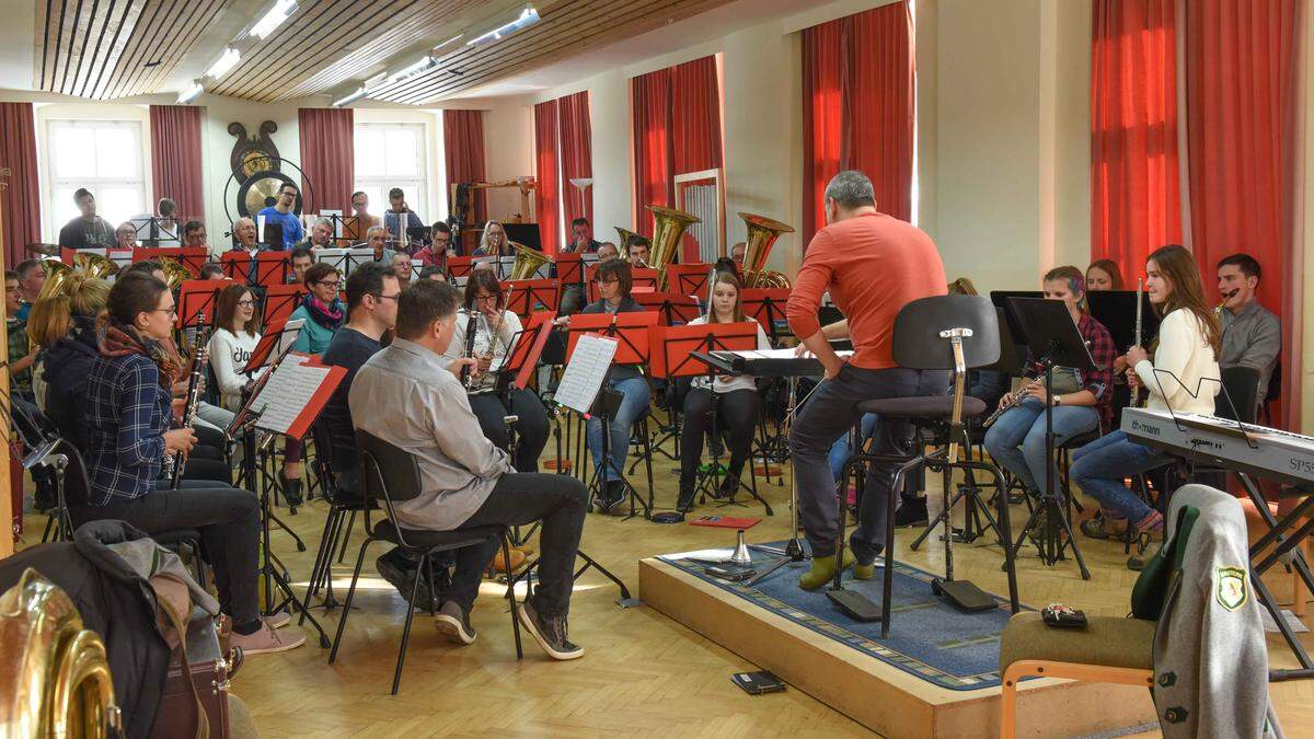 Die Musikerinnen und Musiker der Ortsmusikkapelle Mautern proben auf engstem Raum