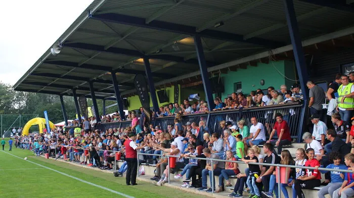 Das war ein Fußballabend ganz nach dem Geschmack der über 1000 Besucher am Sportplatz in Söding. Der SK Sturm, überlegener Tabellenführer mit sechs Siegen in sechs Spielen gastierte gegen den Sieger im Stammtischcup zum freundschaftlichen Duell. Für die Spieler des FC St.Johann-Köppling war dieses Match wohl das Spiel ihres Lebens und wird wohl unvergessen bleiben. Den Beginn machten aber die Teams einer weststeirischen Auswahl U13 gegen das Jugendausbildungszentrum (JAZ) GU Süd mit Trainer Gegror Pötscher.