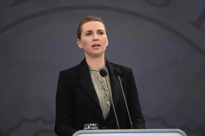 Ministerpräsidentin Mette Frederiksen sprach von einer "ersten vorsichtigen Phase" der Öffnung: In einem ersten Schritt werden von Mittwoch an Kinderkrippen, Kindergärten sowie die Schulen für Kinder bis zur fünften Klasse wieder öffnen. Damit will die dänische Regierung zunächst die Eltern entlasten, die sich bisher neben der Arbeit auch noch um ihre jüngeren Kinder kümmern mussten. Alle weiteren Maßnahmen hat Frederiksen im selben Atemzug um vier Wochen verlängert: Die dänischen Grenzen, auch die nach Deutschland, bleiben vorläufig bis zum 10. Mai dicht. Gleiches gilt - Frederiksen zufolge zumindest bis zur nächsten Phase der Öffnung - für Restaurants, Cafés, Kneipen sowie Theater und weitere Freizeiteinrichtungen. Versammlungen mit mehr als zehn Personen sind weiter verboten, Großveranstaltungen bis Ende August untersagt.  