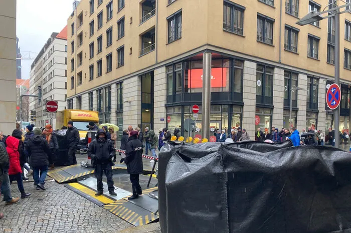 In einem Stadtteil Dresdens wurde in der Früh die Leiche einer Frau in einem Mehrparteienhaus entdeckt. Es soll sich um die Mutter des Tatverdächtigen (40) handeln.