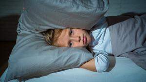 „Ich kann nicht einschlafen!“ Kinderärzte raten, nicht nur auf Verhaltensänderungen zu achten, sondern auch auf Änderungen im Schlafrhythmus. 