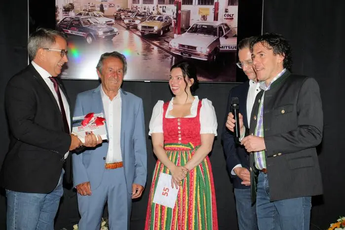 Nach der Begrüßung durch Geschäftsführer Scholze gratulierten Bürgermeister Johannes Schmid aus Rosental (Foto, 1.v.l.) , Bürgermeister Helmut Linhart aus Köflach (Foto, 2.v.r.) und WKO-Regionalstellenobmann Peter Sükar mit Grußworten und Geschenken zum Firmenjubiläum.