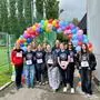 Teilnehmerinnen am ersten Osttiroler „Ladies Walk & Run“ | Auch das Team der Bundeshandelsakademie Lienz (HAK) präsentierte sich unter dem bunten Startbogen