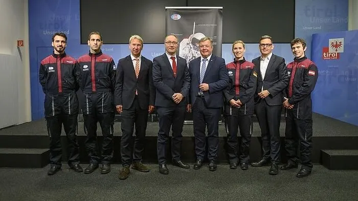 Die Analog-Astronauten-Auswahl mit ÖWF-Chef Gernot Grömer und Landesrat Bernhard Tilg (Bildmitte)