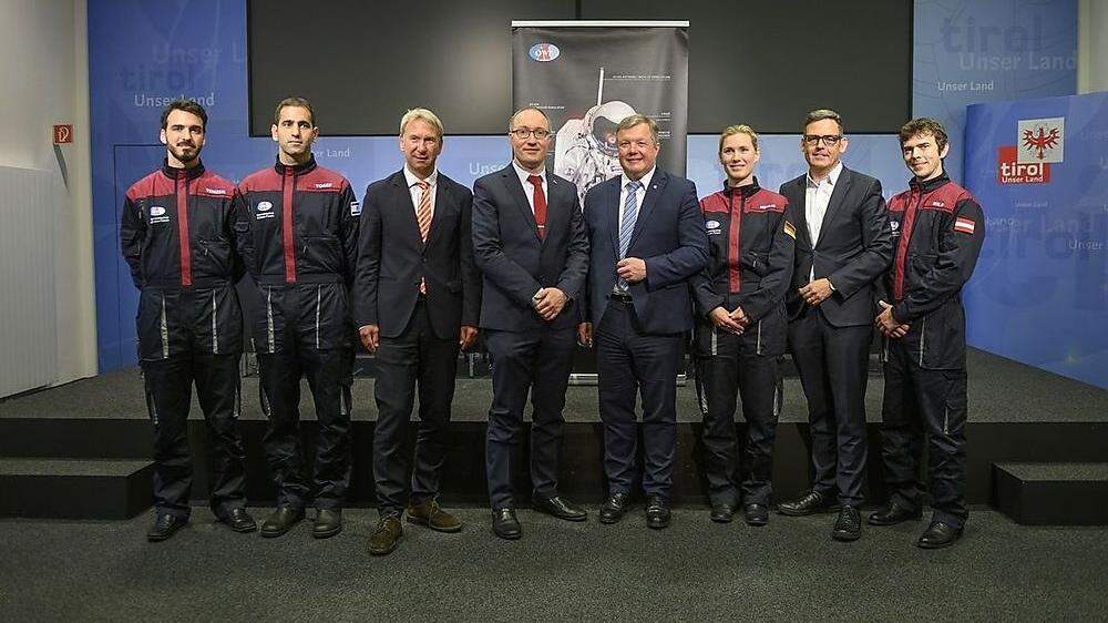 Die Analog-Astronauten-Auswahl mit ÖWF-Chef Gernot Grömer und Landesrat Bernhard Tilg (Bildmitte)