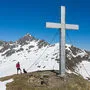 Vom Gipfelkreuz am Knoten eröffnen sich atemberaubende Aussichten ins Drautal sowie auf die Reißkofelgruppe