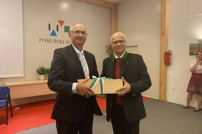 Landesrat Johann Seitinger überreichte Sloweniens Staatssekretär Darij Krajčič Wein der Fachschule für Weinbau und Kellerwirtschaft Silberberg.