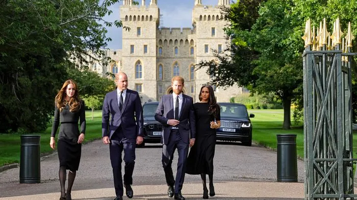 Erstmals seit dem Tod der britischen Königin Elizabeth II. haben sich die beiden Enkelsöhne Prinz William und Prinz Harry und ihre Ehefrauen Kate und Meghan in der Öffentlichkeit gezeigt.