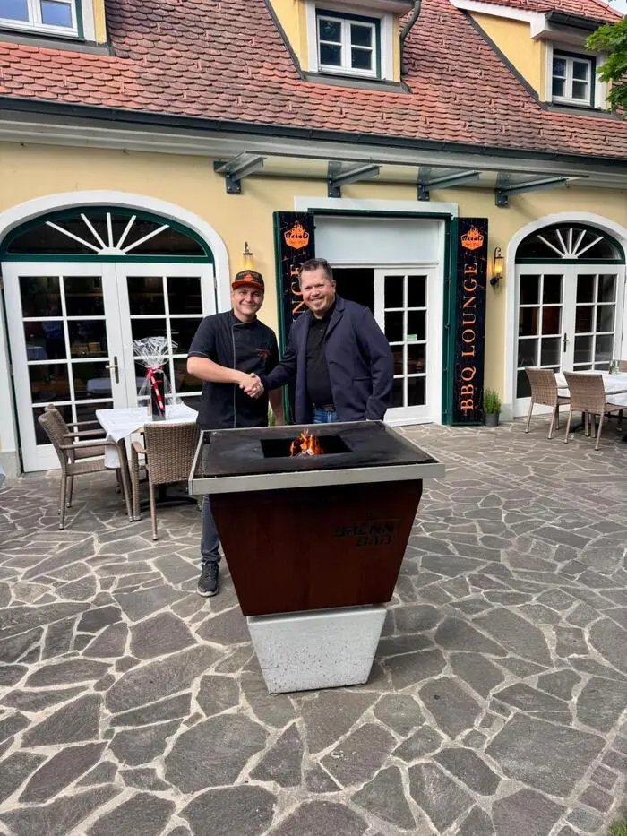 Martin Feichtgraber mit Grillmeister Dominik Wilfling von der BBQ-Lounge in Pischelsdorf