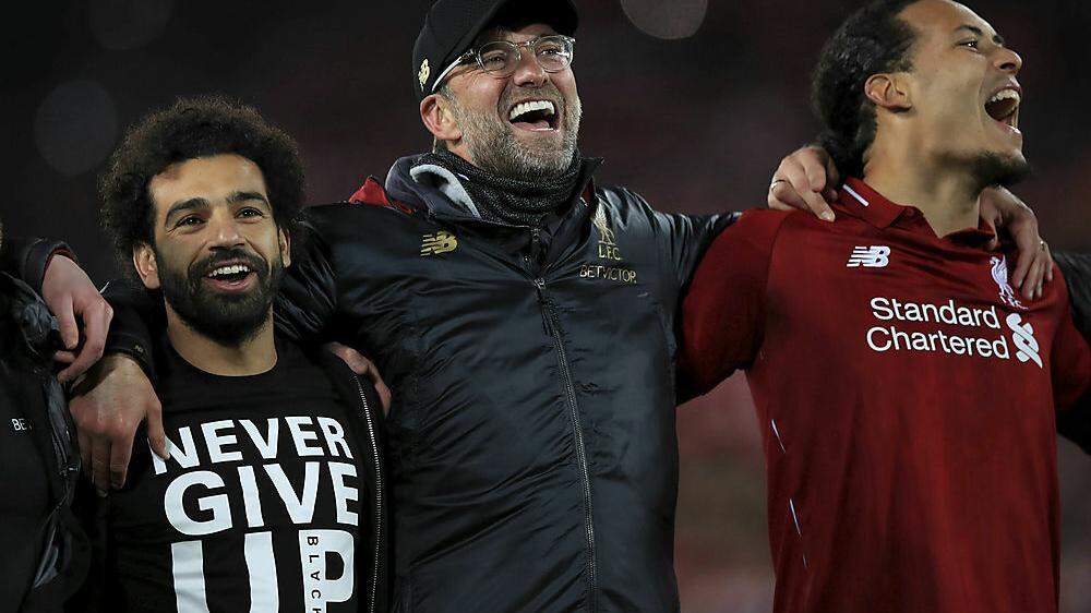Liverpool-Trainer Jürgen Klopp (Mitte) mit Mohamed Salah (links) und Virgil van Dijk (rechts)
