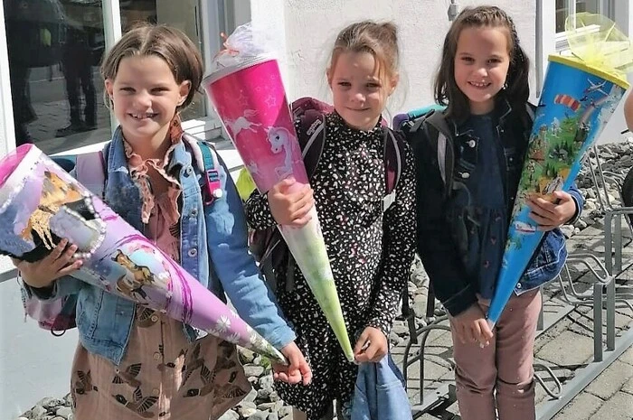Die Drillingsschwestern Sofia, Julia und Ella konnten es bis zum 1. Schultag in der VS Oberwölz kaum erwarten. Ein besonderer Tag, welcher am Nachmittag mit der ganzen Familie gefeiert wurde. Hier können Sie ihre Bilder hochladen!