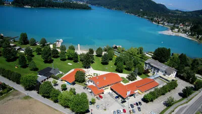 Auf dem freien Fleck (rechts im Bild) soll das öffentliche Strandbad entstehen. Die Eröffnung verzögert sich