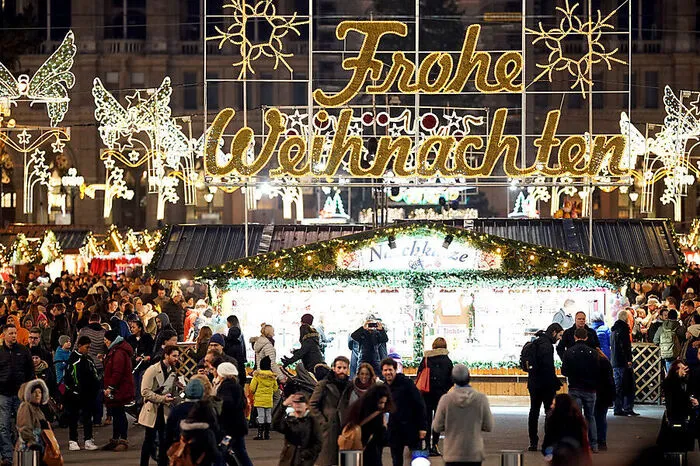 Und schon am ersten Abend drängten sich die Besucher an den Standln vor dem Rathaus