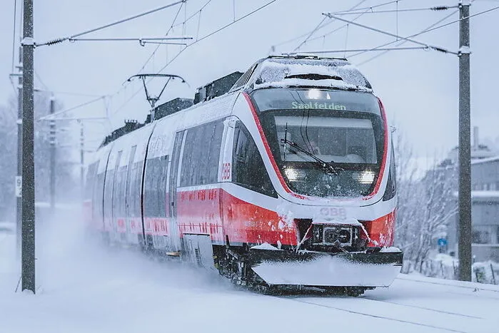 Eine Cityjet-Zuggarnitur der ÖBB kämpft sich in Zell am See durch die Winterlandschaft