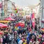 Blick von oben auf den Villacher Hauptplatz am Faschingssamstag mit hunderten maskierten Menschen | Der Hauptplatz wird am 14. Feber wieder gut besucht sein, auf die Eisfläche am Rathausplatz muss aber verzichtet werden
