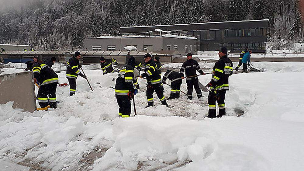 Die Florianis aus dem Bereichsfeuerwehrverband Radkersburg befreiten ein großes Flachdach von den Schneemassen