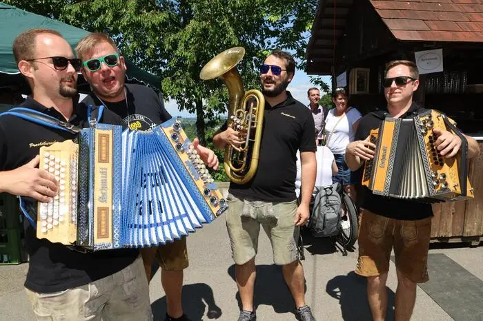 Klicken Sie sich durch weitere Fotos des „Kellerstöckl hoamsuachns" am Kuruzzenkogel in Fehring!