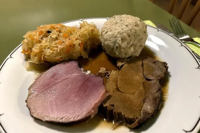 Zu einem herzhaften Schweinsbraten-Teller konnte Fleischsammler-Obmann Andre Groller mit Stellvertreter Philipp Groller neben einer Vielzahl an Gästen auch Bürgermeister Thomas Gruber einladen
