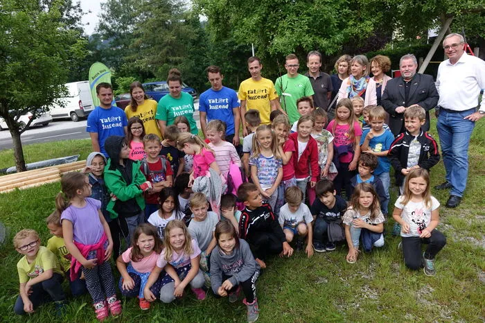 Die Volksschulkinder mit ihren Pädagoginnen und Vertretern von Frisch-Saftig-Steirisch, Gemeinden und Peter Ochensberger (rechts hinten), dem Besitzer der Wiese.