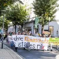 Rund 60 Personen zogen am Freitagnachmittag durch die Klagenfurter Innenstadt