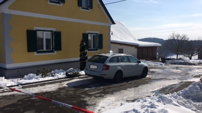 Auch am Sonntag war die Polizei noch an jenem Ort tätig, wo am Tag zuvor die schreckliche Bluttat passiert war.