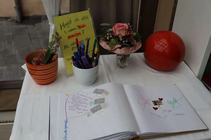 Und man kann sich einem Buch verewigen und ein paar liebe Worte da lassen...