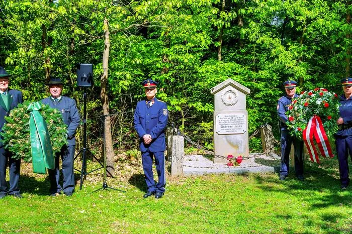 Im Gedenken an dieses tragische Ereignis fand beim Gedenkstein im Hofwald auf Anregung der Landespolizeidirektion Graz und Bezirkspolizeikommando Hartberg-Fürstenfeld, gemein-sam mit einer Abordnung des Österreichischen Kameradschaftsbundes, Ortsgruppe Kaindorf, eine Gedenkfeier mit Kranzniederlegung statt.
